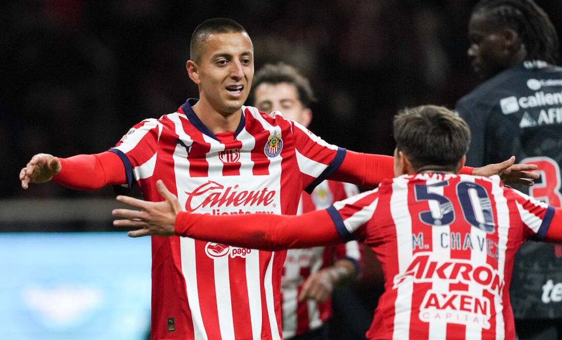 El Piojo Alvarado no quedó muy contento con el funcionamiento de Chivas. Foto: Imago7.