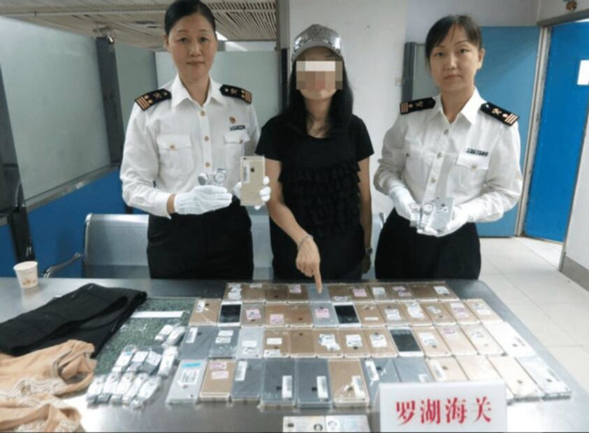 La arrestan por tratar de contrabandear ¡102 iPhones!