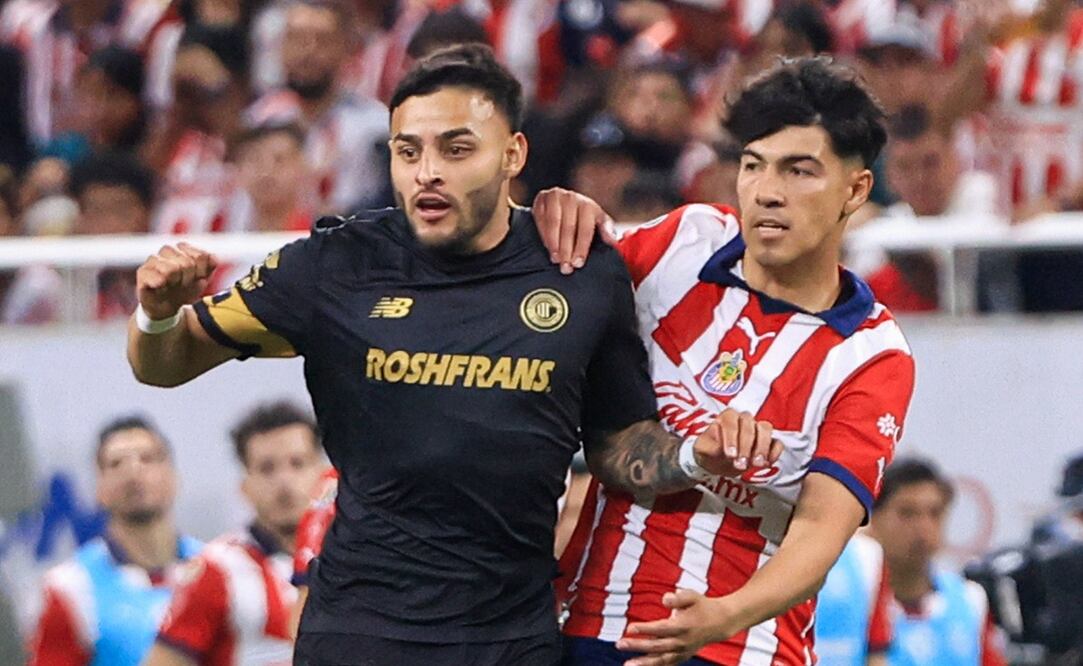 Alexis Vega y Erick Gutiérrez disputando un balón en el Estadio Akron / FOTO: Imago7