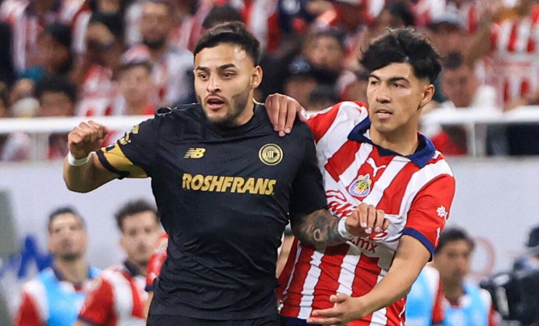 Alexis Vega y Erick Gutiérrez disputando un balón en el Estadio Akron / FOTO: Imago7