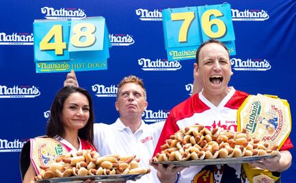 Joey Chestnut se corona campeón al comer 63 hot dogs en diez minutos