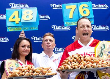 Joey Chestnut se corona campeón al comer 63 hot dogs en diez minutos