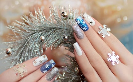 10 ideas de manicuras delicadas y navideñas para lucir este fin de año