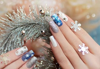10 ideas de manicuras delicadas y navideñas para lucir este fin de año