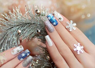 10 ideas de manicuras delicadas y navideñas para lucir este fin de año