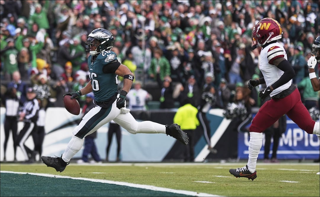El corredor de los Eagles, Saquon Barkley (26), anota un touchdown contra los Washington Commanders durante la Finalde Conferencia de la NFL. FOTO: AP