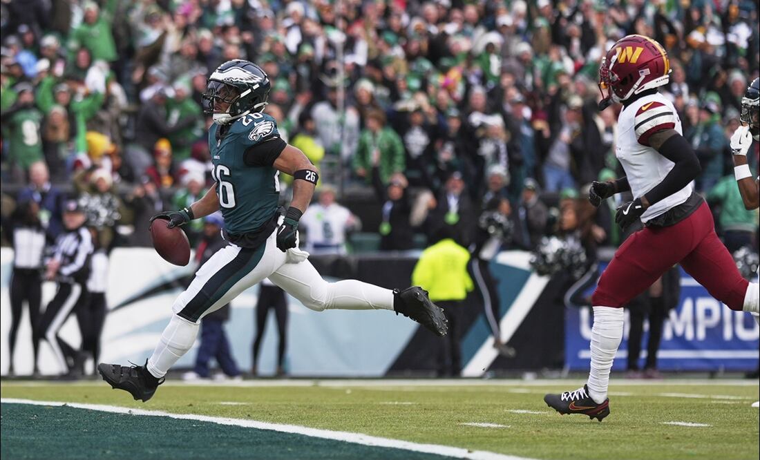 El corredor de los Eagles, Saquon Barkley (26), anota un touchdown contra los Washington Commanders durante la Finalde Conferencia de la NFL. FOTO: AP