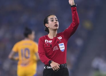 Katia García es reconocida como una de las mejores silbantes por la IFFHS