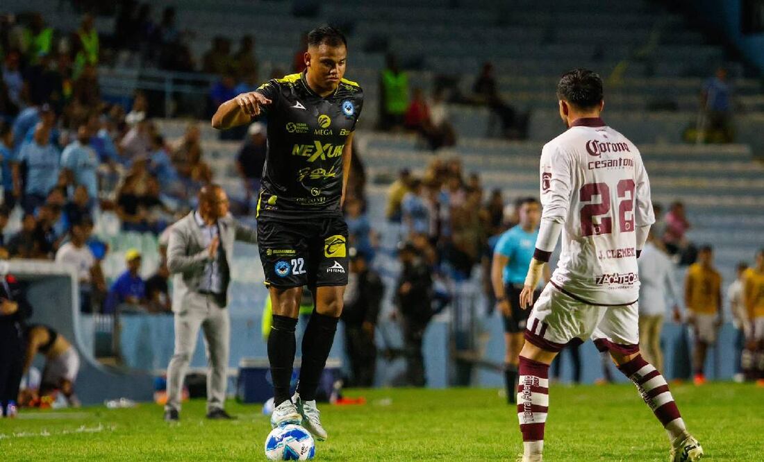 Mozumbito Martínez se paró en el balón para mostrarle su magia a un rival de Mineros. Foto: @JaibaBravaTM