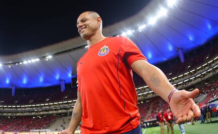 Javier Hernández podría salir de Chivas por diferencias en el vestidor