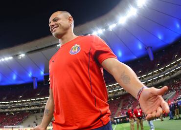 Javier Hernández podría salir de Chivas por diferencias en el vestidor