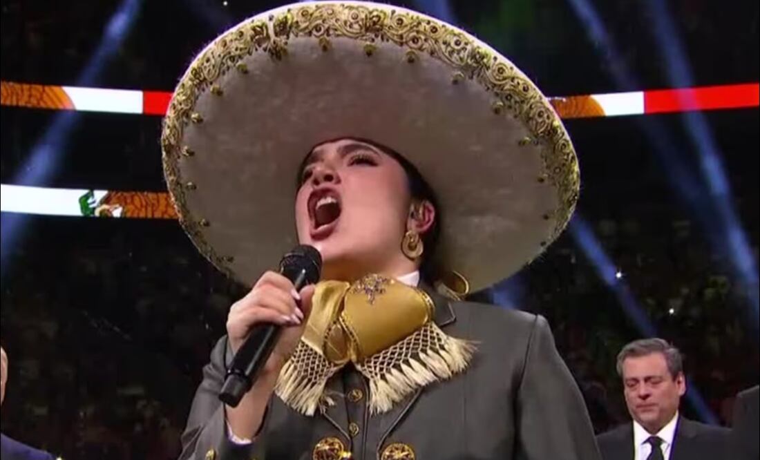 la Nieta de Vicente Fernández se equivocó al interpretar el himno. FOTO: Captura