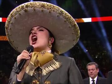 Nieta de Vicente Fernández se equivoca al entonar el himno nacional en la Canelo vs Berlanga