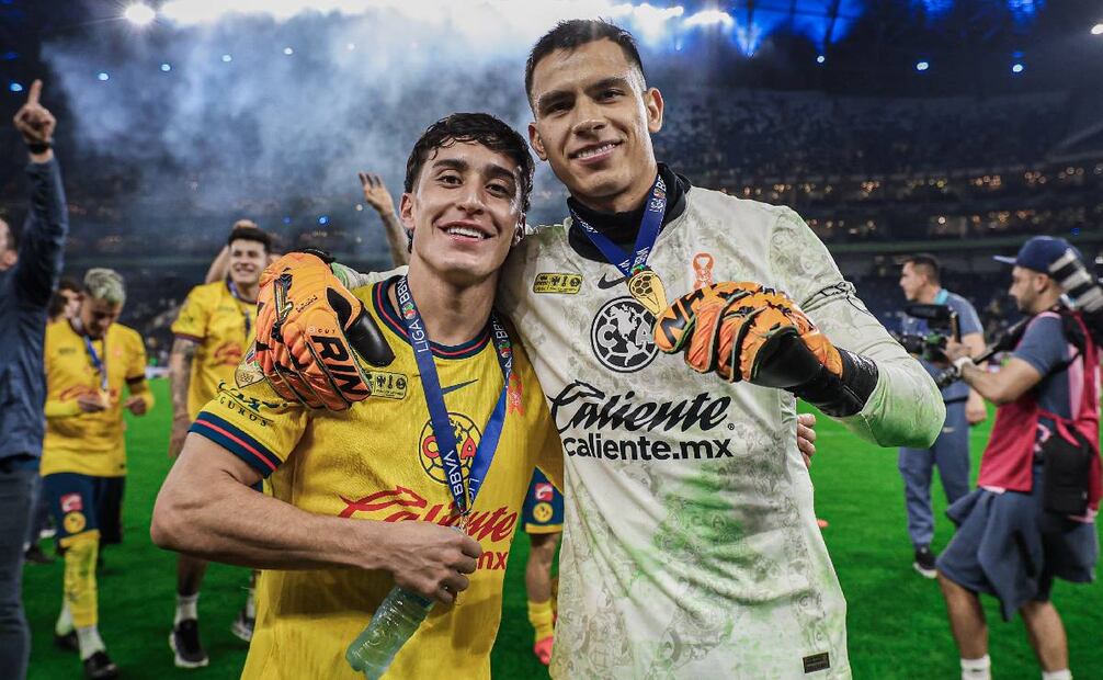 Luis Malagón y Alejandro Zendejas festejan el Tricampeonato con el América. Foto: Imago7
