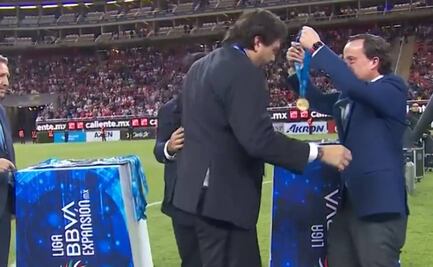 Amaury Vergara dueño de Chivas es abucheado al recibir medalla del título del Tapatío