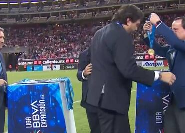 Amaury Vergara dueño de Chivas es abucheado al recibir medalla del título del Tapatío