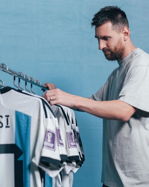 Las camisetas que Lionel Messi pone a subastar. Fuente: Instagram @sothebys