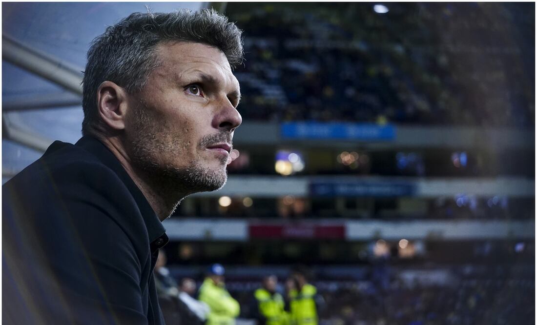Fernando Ortiz, DT de Rayados, en el Estadio Azteca - Foto: Imago7