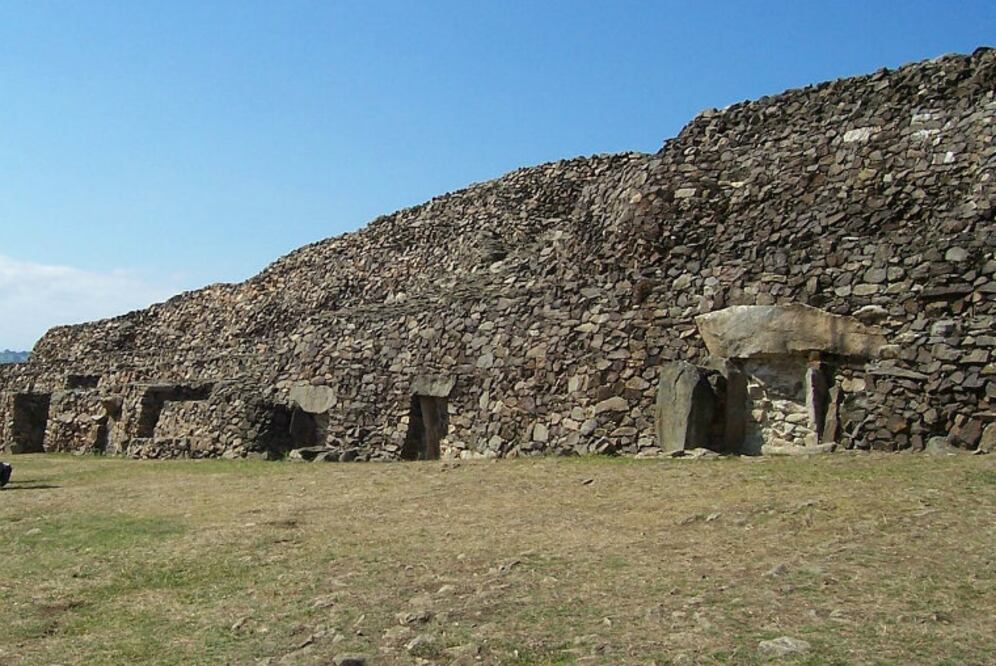 Se encuentra frente al mar, a 10 km al norte de la ciudad de Morlaix. Mide 70 m. de longitud y en su interior se han encontrado cerámicas, puntas de flecha y hachas pulidas de la Edad de Bronce. (Foto: NewPapillon/Wikicommons)