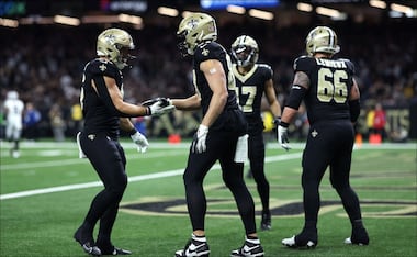 Foster Moreau (87) de los New Orleans Saints celebran un touchdown durante un juego en el Caesars Superdome. FOTO: AFP