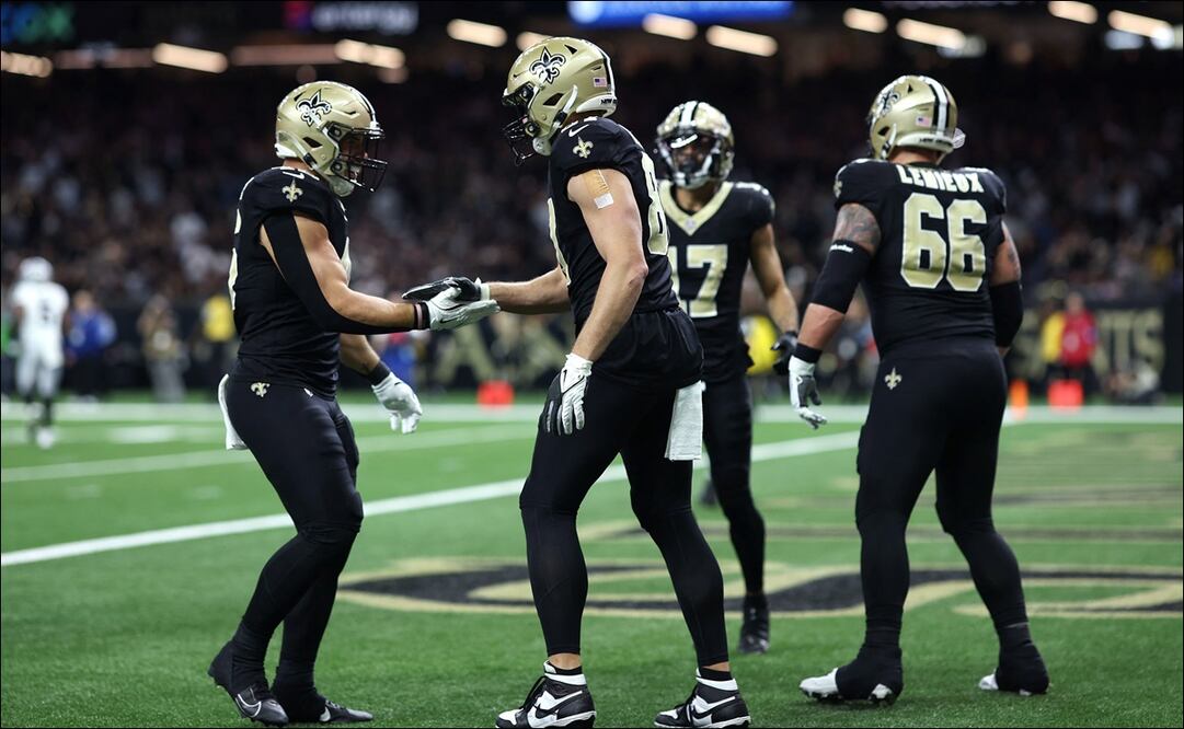 Foster Moreau (87) de los New Orleans Saints celebran un touchdown durante un juego en el Caesars Superdome. FOTO: AFP