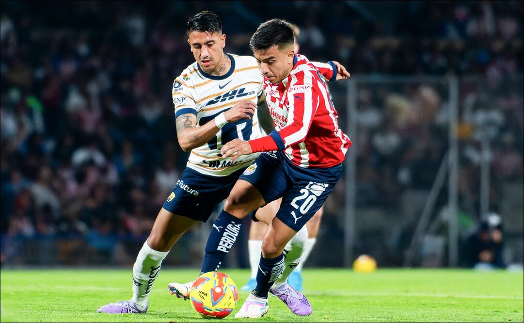 Robert Ergas y Fernando Beltrán, durante el partido correspondiente a la jornada 10 del Clausura 2025 entre Pumas y Chivas. FOTO: Imago7