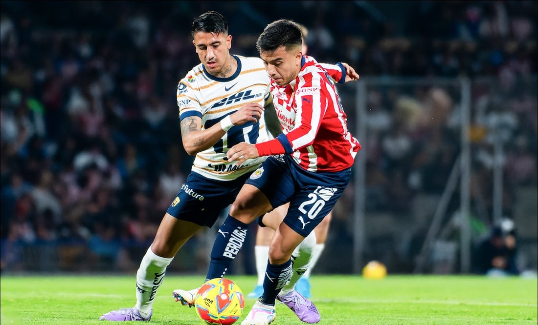Robert Ergas y Fernando Beltrán, durante el partido correspondiente a la jornada 10 del Clausura 2025 entre Pumas y Chivas. FOTO: Imago7