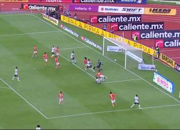 Ulises Rivas abrió el marcador en una jugada de pizarrón y Pumas se va al descanso con la ventaja