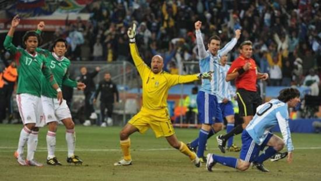 El Conejo Pérez, pese a los tres goles que recibió de Argentina, tuvo mejores estadísticas que el Bofo Bautista en ese partido de Sudáfrica 2010. Foto: Especial