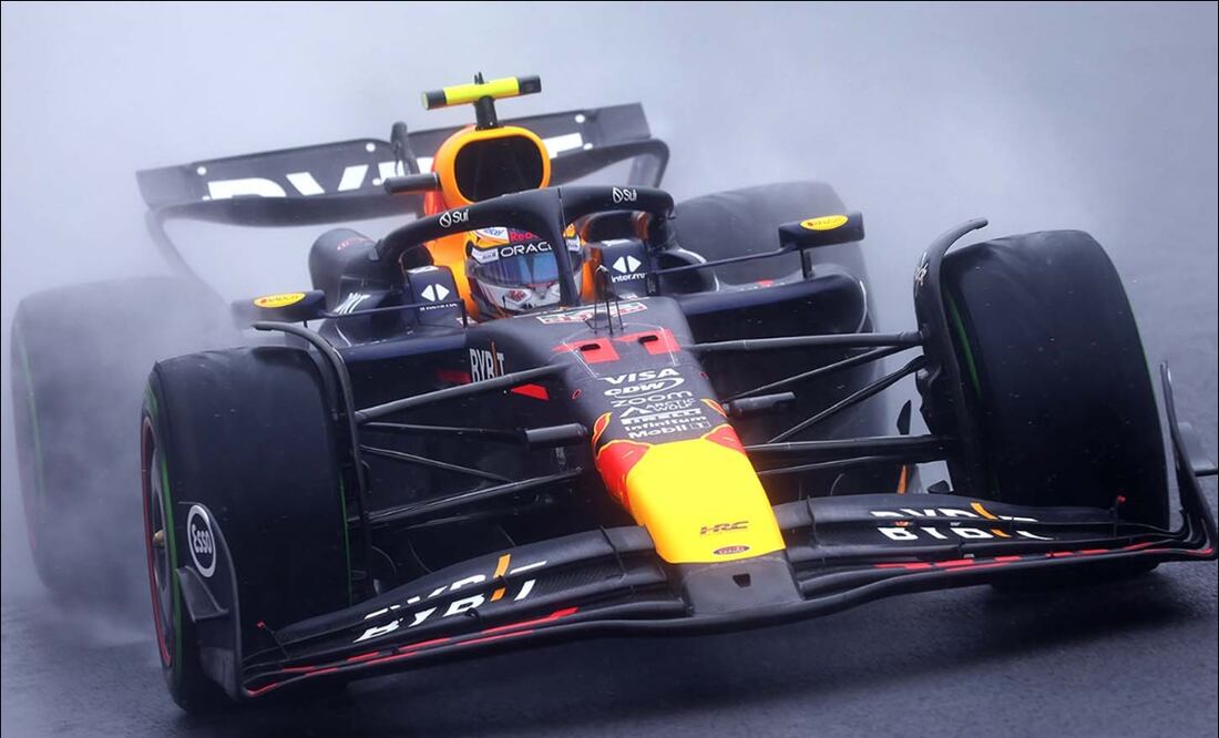 Checo Pérez conduce su monoplaza en el GP de Bélgica. FOTO: @redbullracing