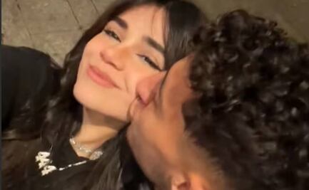 Sebastián Cáceres está más que enamorado de Alana Flores y le entrega un inesperado regalo