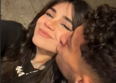 Sebastián Cáceres está más que enamorado de Alana Flores y le entrega un inesperado regalo