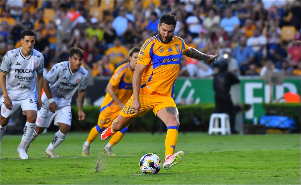 André Gignac marca el gol de los Tigres desde el manchón de penalti. FOTO: Imago7
