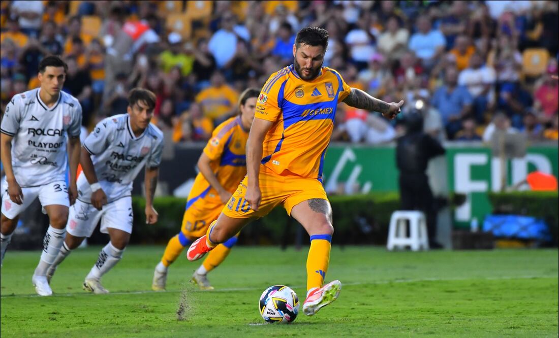 André Gignac marca el gol de los Tigres desde el manchón de penalti. FOTO: Imago7