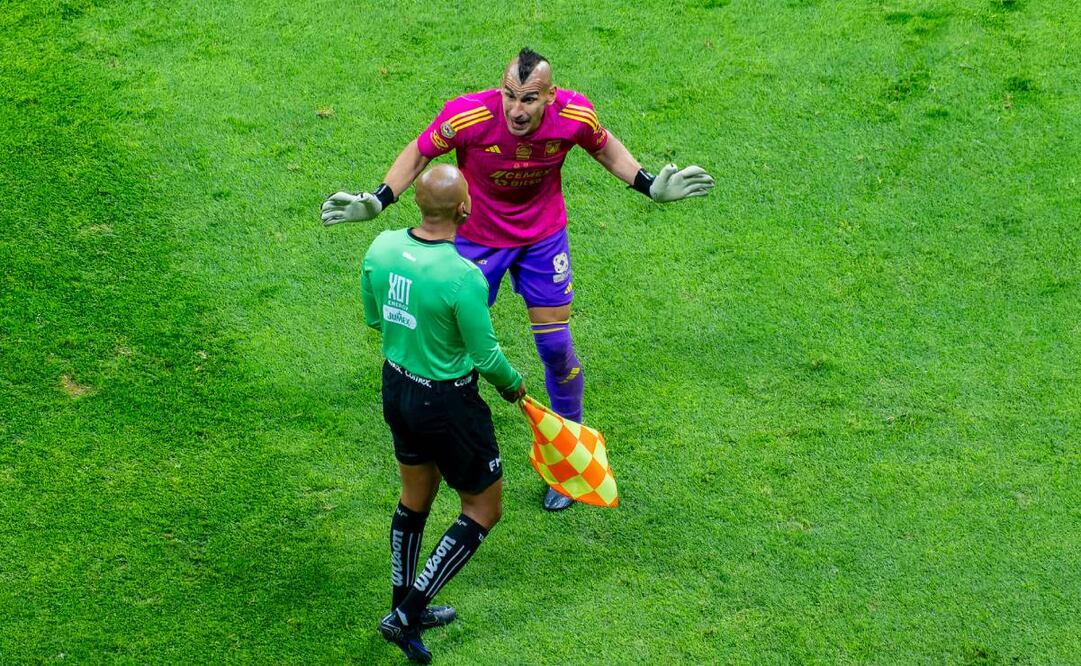 Nahuel Guzmán le reclama al abanderado una jugada polémica en la Final ante América. Foto: Imago7