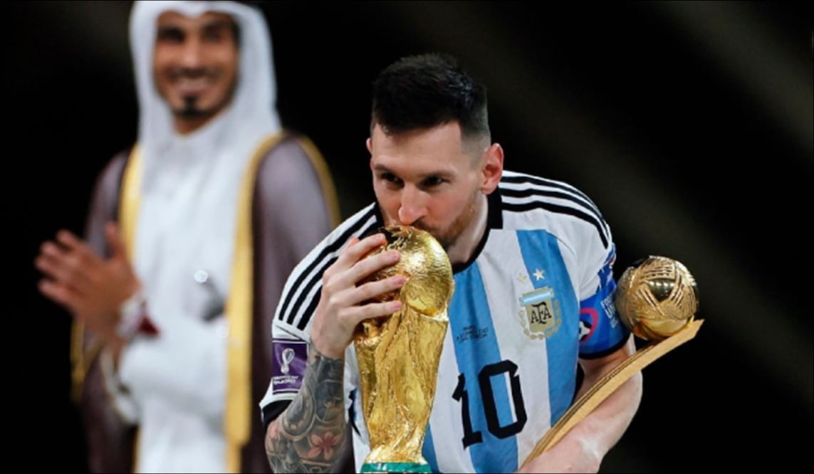 Lionel Messi besa la Copa del Mundo / Foto: Especiales