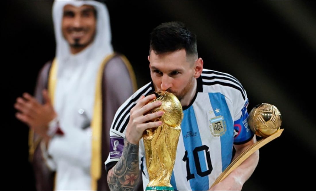 Lionel Messi besa la Copa del Mundo / Foto: Especiales