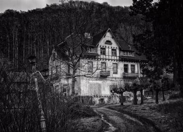 Encierran en casas embrujadas a quienes rompen la cuarentena en Indonesia