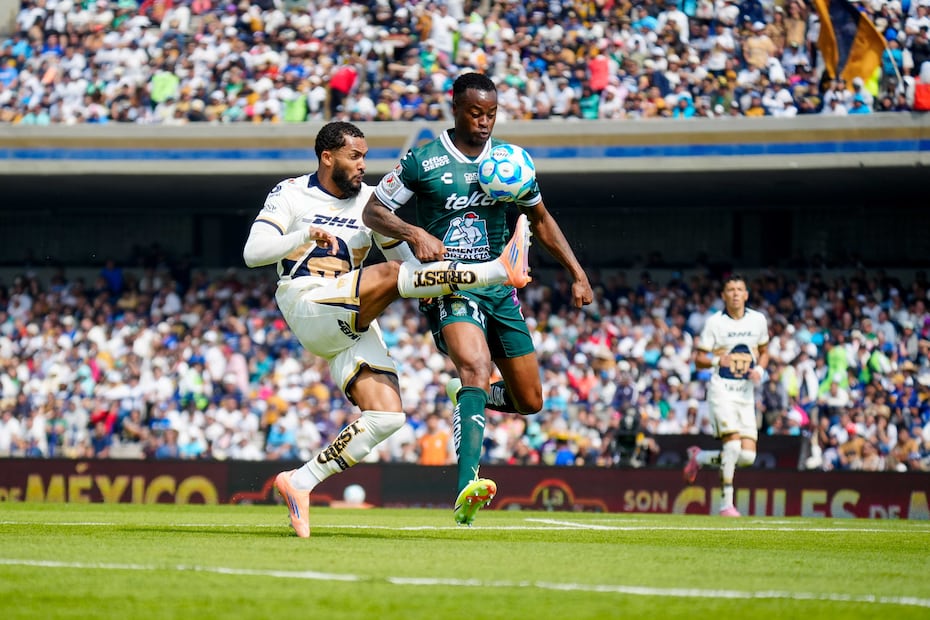 Ciudad de México, 18 de enero de 2026. Juninho Vieira y Steven Barreiro, durante el partido correspondiente a la jornada 3 del torneo Clausura 2026 de la Liga BBVA MX, entre los Pumas de la UNAM y los Esmeraldas del León, realizado en el estadio Olímpico Universitario. Foto: Imago7/ Diego Padilla