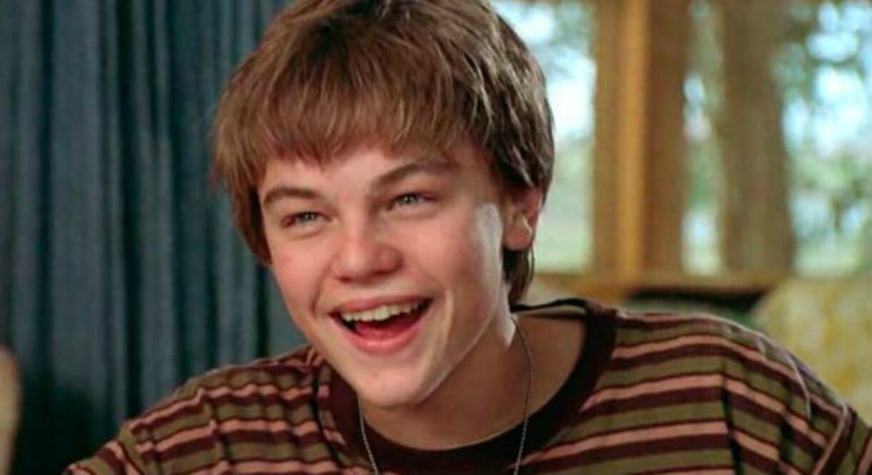 Leonardo DiCaprio tenía 19 años cuando logró su primera nominación al Oscar. Era como actor de reparto por su trabajo en “¿A quién ama Gilbert Grape?”. Ahí encarnó a Arnie, un chico con discapacidad mental, y aunque la crítica lo elogió, no se llevó el premio. (Foto: Paramount Pictures)