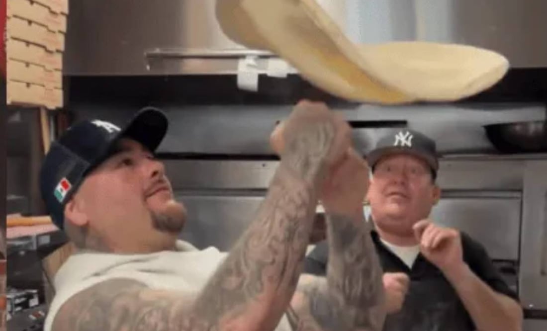 Andy Ruiz está aprendiendo la elaboración de las pizzas que ofrecerán en su nuevo restaurante. Foto: Especial