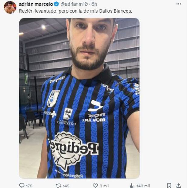 Adrián Marcelo presumió su playera de Gallos Blancos, pese a que es seguidor de los Tigres. Foto: Especial