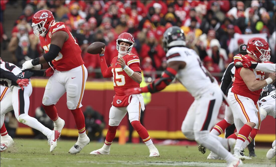 El quarterback de los Chiefs de Kansas City, Patrick Mahomes (15), lanza durante la primera mitad de un partido de playoffs de la AFC de la NFL contra los Texans de Houston. FOTO: AP