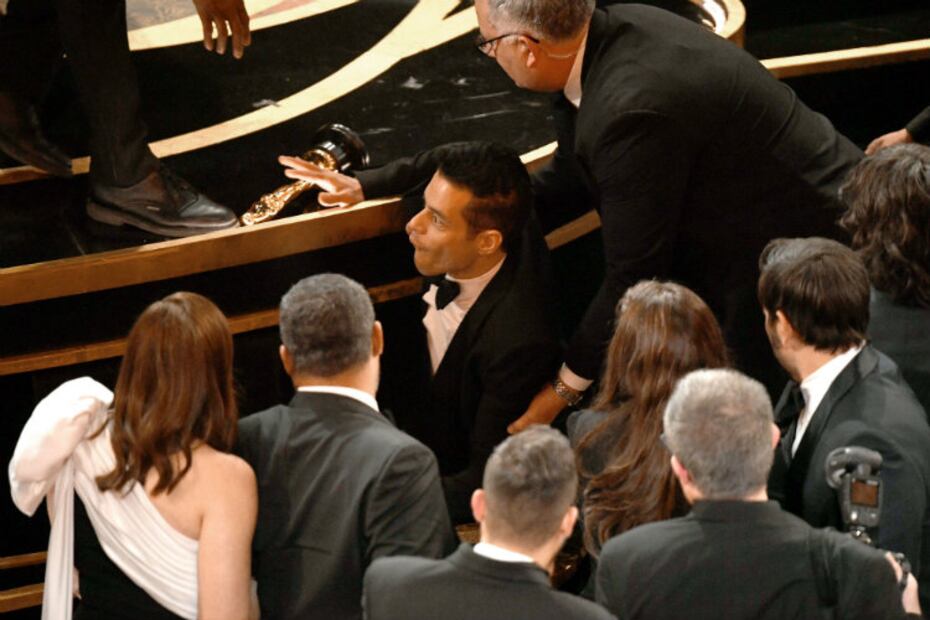Rami Malek sufre caída tras recibir su Óscar