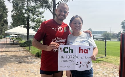 Aficionada del Chicharito viajó desde Hong Kong para tener un emotivo encuentro con el delantero