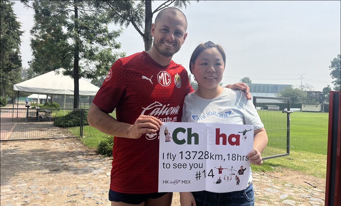 "Volé 13 mil 728 kilómetros, 18 horas para verte", escribió en un cartel la aficionada de Chicharito. FOTO: @chivas