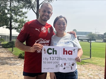 Aficionada del Chicharito viajó desde Hong Kong para tener un emotivo encuentro con el delantero