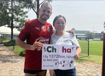 Aficionada del Chicharito viajó desde Hong Kong para tener un emotivo encuentro con el delantero