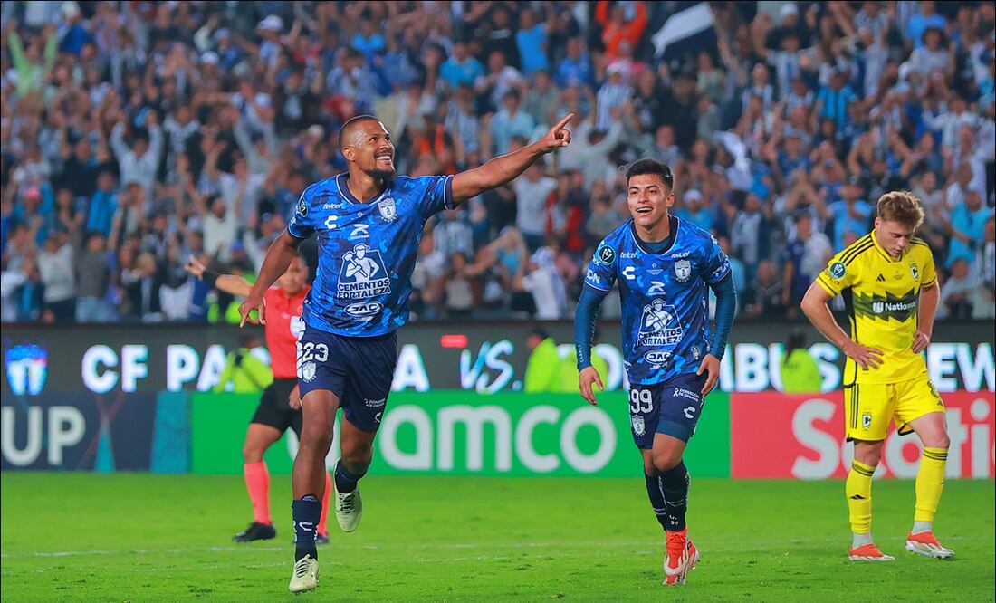 Salomón Rondón celebra su segunda anotación en el duelo ante el Columbus Crew. FOTO: Imago7
