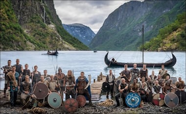 Los jugadores y cuerpo técnico de la selección noruega posaron vestidos como vikingos previo al comienzo del Mundial 2026. FOTO: EFE